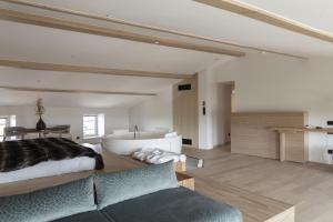 伊苏瓦尔Hôtel & Restaurant Origines par Adrien Descouls - Teritoria的一间卧室设有一张大床和一个浴缸