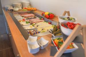 巴登-巴登里宾霍夫酒店的包含多种不同食物的自助餐