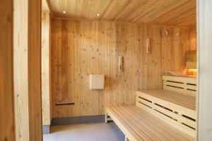 巴登-巴登里宾霍夫酒店的木墙内带2个长椅的桑拿浴室