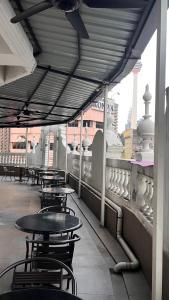 吉隆坡Hotel AL Amin的阳台上的一排桌椅