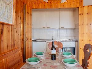 南达Apartment Christiania 2 O1 by Interhome的厨房配有带1瓶葡萄酒的桌子