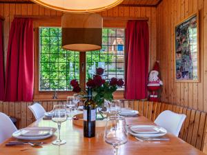 南达乐海布度假屋的一间设有红色窗帘的长桌的用餐室