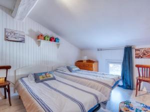 Naujac-sur-MerHoliday Home Poumeyrette - NSM120 by Interhome的一间卧室配有两张床和椅子