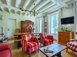 Naujac-sur-MerHoliday Home Poumeyrette - NSM120 by Interhome的客厅配有红色椅子和木桌