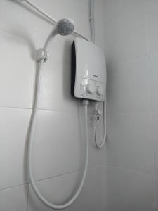 斯里伊斯兰德WAFID HOMESTAY SERI ISKANDAR的浴室内配有淋浴和头顶淋浴