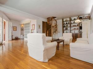 马尔萨拉Holiday Home Sammartano by Interhome的客厅配有白色家具和木地板