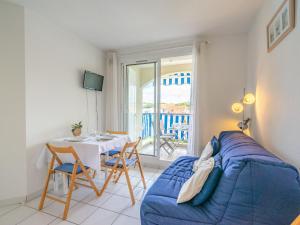 朋泰雷克Apartment Parc de Pontaillac-21 by Interhome的客厅配有蓝色的沙发和桌子
