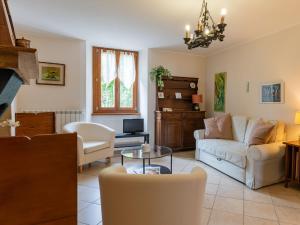 MusignanoApartment della Nonna by Interhome的客厅配有沙发和桌子