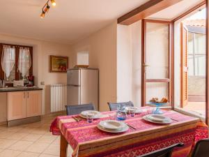 MusignanoApartment della Nonna by Interhome的一间带桌子的用餐室和一间厨房