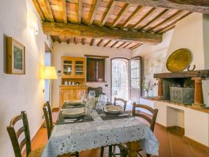 Casa MontacutoApartment Borgo Cerbaiola-2 by Interhome的一间带桌椅的用餐室