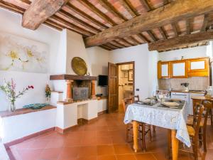 Casa MontacutoApartment Borgo Cerbaiola-2 by Interhome的厨房以及带桌椅的用餐室。
