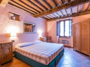 Casa MontacutoApartment Borgo Cerbaiola-2 by Interhome的一间卧室配有一张大床和镜子