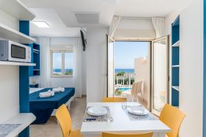 托雷桑塔萨宾娜Calanca Apulian Residence的客厅配有桌椅和1张床