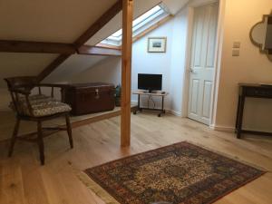 LlangathenDwynant - A Room with a View的客厅配有椅子、地毯和窗户