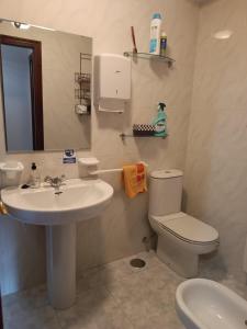 希韦罗Albergue Camiño Real的浴室配有白色卫生间和盥洗盆。