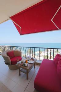 贝鲁特Riviera Hotel and Beach Lounge, Beirut的客厅配有沙发和桌子