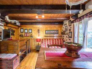 BognancoChalet Il Gianlupo by Interhome的小木屋卧室配有沙发和电视