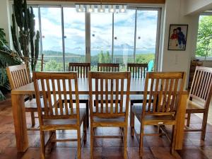 考斯坦博格卡林西亚度假屋的一间带桌椅和窗户的用餐室