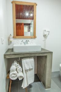 Faja GrandeAldeia da Cuada的浴室设有水槽和一堆毛巾