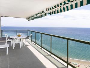 普拉加德阿罗Apartment Fanals-1 by Interhome的一个带桌椅的海景阳台