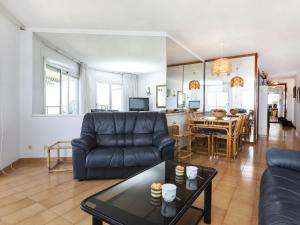 普拉加德阿罗Apartment Fanals-1 by Interhome的客厅配有沙发和桌子