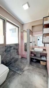 阿莫利亚尼岛Υπόσκαφα cave concept的浴室配有卫生间、盥洗盆和淋浴。
