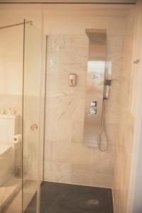 科尔多瓦Trigo Homes的浴室里设有玻璃门淋浴