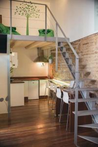 科尔多瓦Trigo Homes的阁楼公寓 - 带楼梯和用餐室