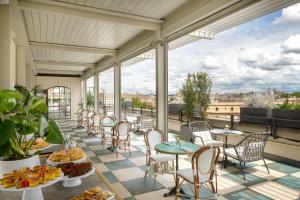 罗马UNAHOTELS Trastevere Roma的客房 - 带桌椅的阳台