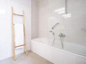 布列登Apartment Residentie Zandloper II by Interhome的白色的浴室设有浴缸和淋浴。