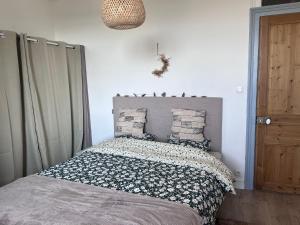 滨海贝尔克Appt lumineux - 2 chambres - Mer et commerces的一间卧室配有带枕头的床