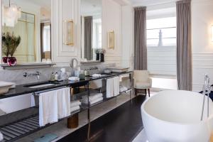 罗马威龙酒店 - 世界小型豪华酒店的一间带浴缸和大镜子的浴室