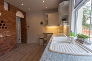 利奇菲尔德Stunning Rural Apartment - Sleeps 6 - Parking的厨房设有水槽和砖墙