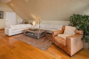 朗克维茨Wellness-Apartment mit Wasserblick, Pool, Sauna & Fitnessbereich的客厅配有两张沙发和一张桌子