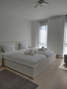 蒂米什瓦拉Casa Maria City Apartments的白色的卧室设有一张大床和一个窗户