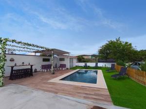 Cogollos de Guadix"El Coberteras"的后院设有游泳池、桌子和椅子