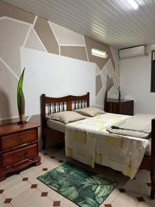 MatouryRésidence Sapotille的一间卧室配有两张床和一张桌子