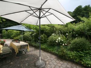因斯布鲁克Holiday Home Vogelhütte by Interhome的花园里的桌子和遮阳伞