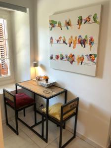 TerritetSoumia的餐桌、两把椅子和墙上的绘画