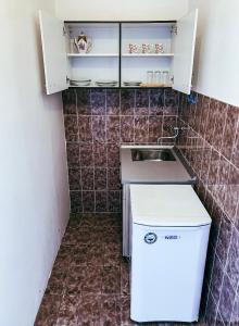 蒂瓦特Peaceful, Cosy Tivat Guesthouse的一间带水槽和冰箱的小厨房
