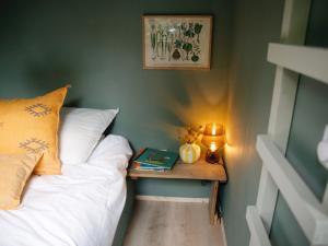 宁斯佩特De Buitenplek van Stek的一间卧室配有一张床和一张桌子及一本书