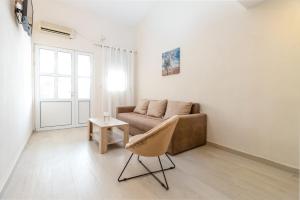 乌尔齐尼阿达博加纳公寓的客厅配有沙发和桌子