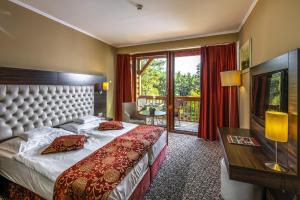 德布勒森伊瑞达斯帕斯塔菲奈斯俱乐部酒店的酒店客房设有一张床和一个阳台。
