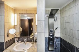 德布勒森伊瑞达斯帕斯塔菲奈斯俱乐部酒店的一间带水槽和淋浴的浴室