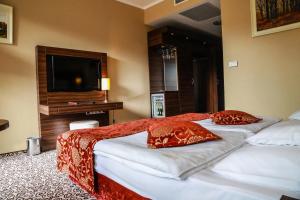 德布勒森伊瑞达斯帕斯塔菲奈斯俱乐部酒店的两间带红色枕头的酒店客房