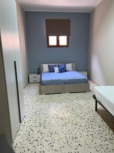 卡斯特尔韦特拉诺Sisters appartamenti的一间卧室设有一张床和蓝色的墙壁