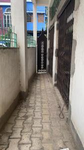 德奥加尔Parmarth Lok的大楼内一条带门的小巷