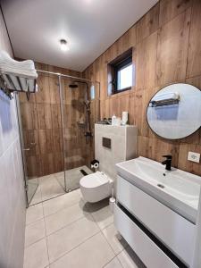 阿拉木图Alma house - White的带淋浴、卫生间和盥洗盆的浴室