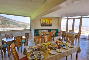 SefrouBhalil Farm House的用餐室设有桌椅和窗户。