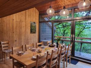 TermineChalet Bosco della Bella - Casa 6 - ZUG by Interhome的一间带桌椅和窗户的用餐室